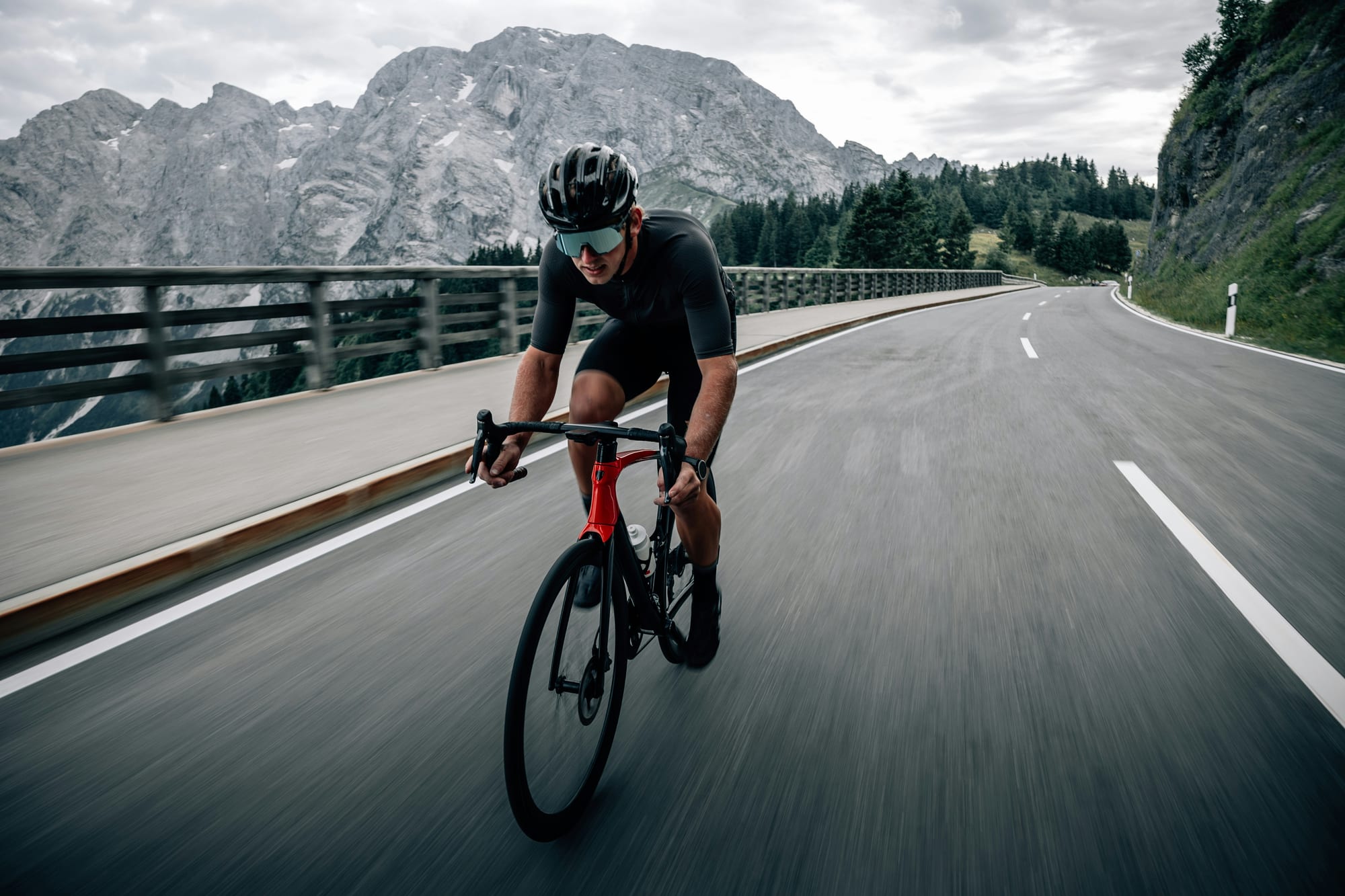 Rennradfahrer auf einer Alpenstraße